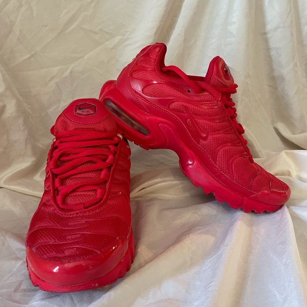 Red Nike Airmax Plus